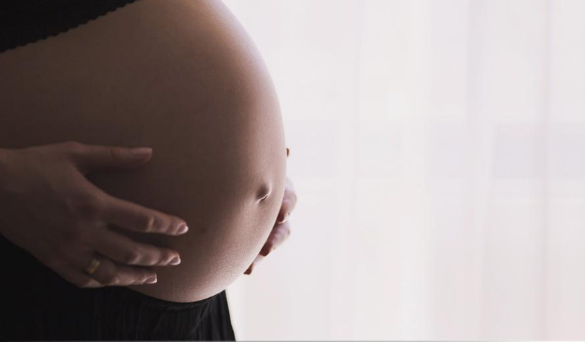 🚨 ¡Importante avance en la protección de los derechos de las trabajadoras embarazadas! 👶🏼🤰🏽 Un Tribunal Colegiado ha determinado que las mujeres despedidas injustificadamente durante su embarazo tienen derecho a recibir un mínimo vital mientras se resuelve su caso. 💰 ¿Por qué