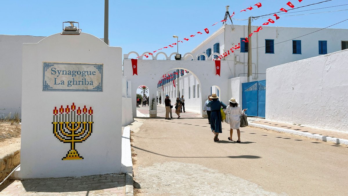 An annual #Jewish #pilgrimage to #Tunisia's #Djerba #synagogue and celebration has been cancelled due to the war in #Gaza, the head of the organising committee, Perez Trabelsi, said #Ghriba 
tinyurl.com/2jkxa6hr