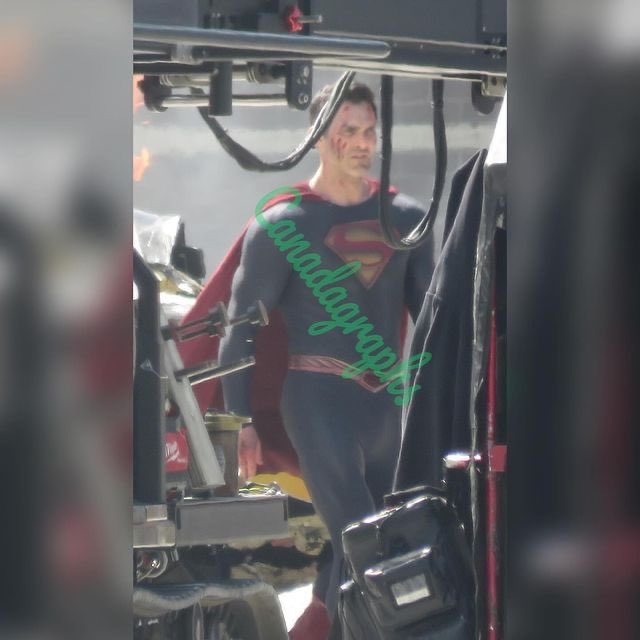 casadesanchezr's tweet photo. Primer vistazo a @tylerhoechlin como @Superman en el set de la cuarta y última temporada de @cwsupermanlois. #Superman #SupermanAndLois #DConMax https://t.co/ZQxcAY44DW