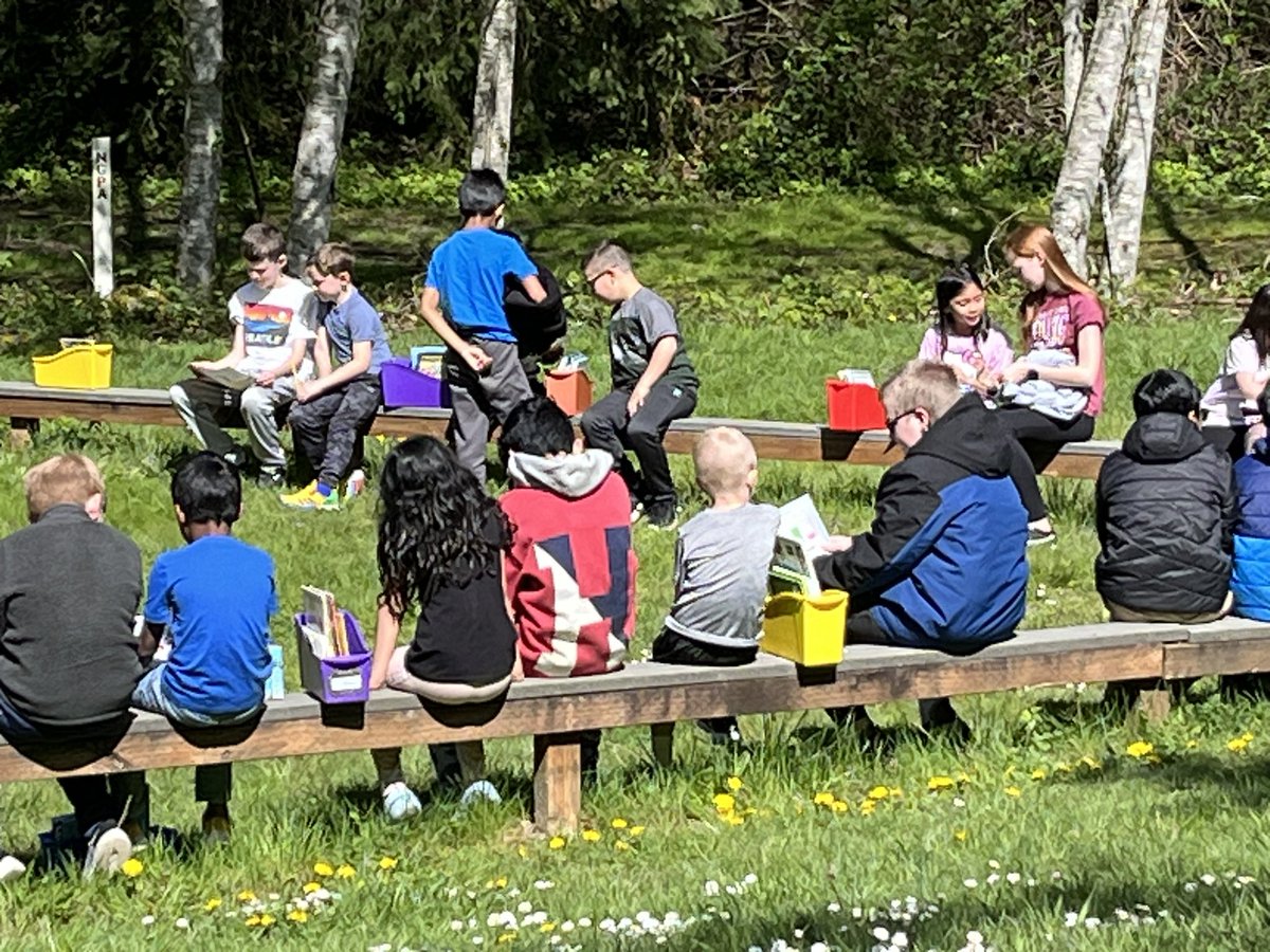 2nd & 5th grade buddies in our outdoor classroom on a sunny day @EverettSchools