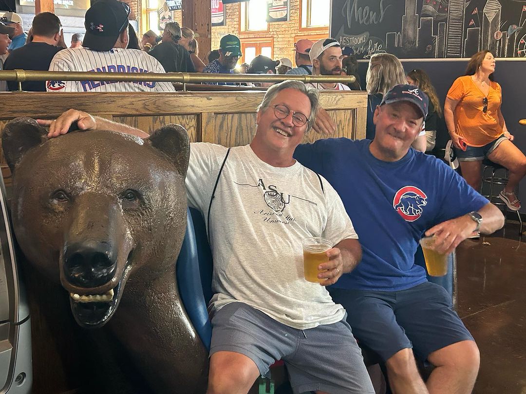 📸🐻 Have you had your photo shoot with The Bear Bench yet?? A trip to Cubby Bear isn’t complete without it. 📸: @doofusguy on IG