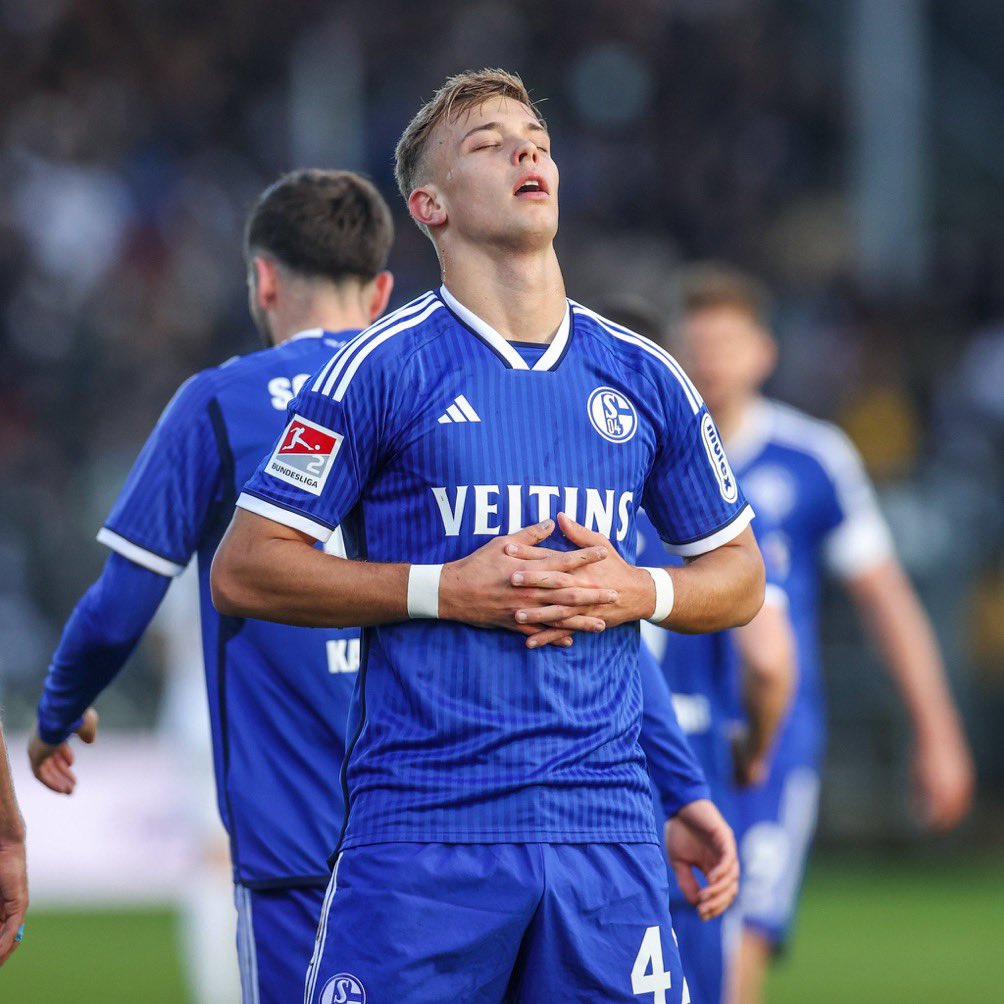 Dieser Mann hat die dicksten Eier!
Nie wieder Bank!

#ELVS04 #S04