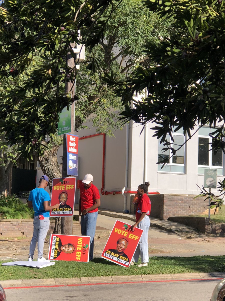 EFFSCRU's tweet photo. 📸: Red Friday ✊🏽❤️💚🖤 https://t.co/0yHxAdNgd7