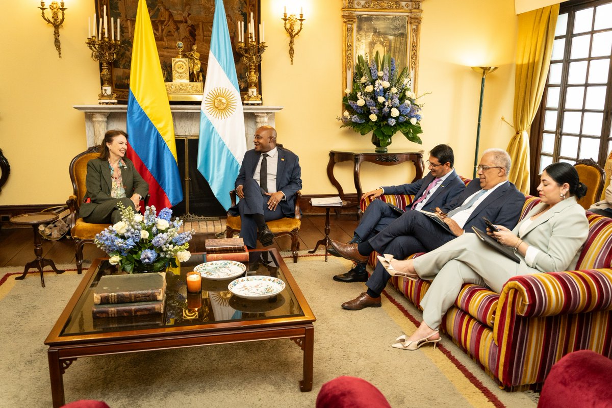 #AEstaHora | En el Palacio de San Carlos inicia la reunión de cancilleres de Colombia, @LuisGMurillo y Argentina, Diana Mondino. Nos unen 201 años de historia y armonía. 🇨🇴🤝 🇦🇷