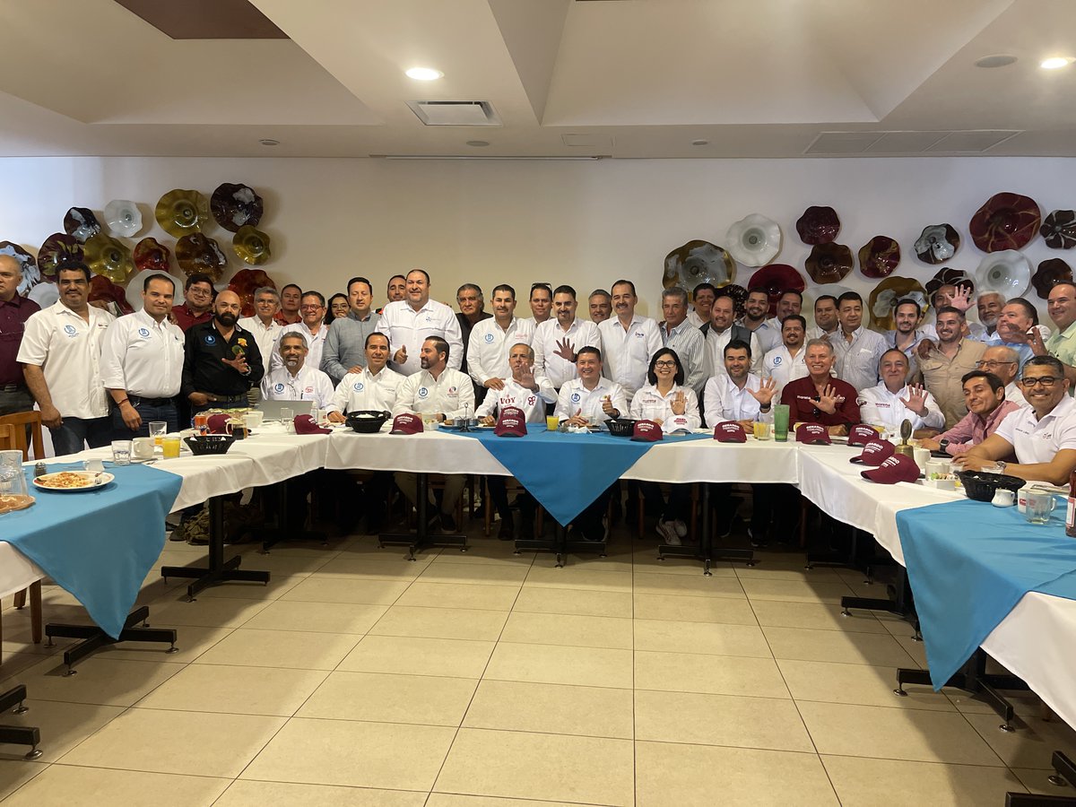 gruporedlm's tweet photo. Candidatos de Morena se reunieron el día de hoy en nuestra sesión semanal empresarial de Grupo RED de Negocios de Los Mochis. Entré los candidatos que asistieron a este encuentro están, Gerardo Vargas Landeros, Juana Minerva Vázquez, César Guerrero, Toño Menéndez y Genaro García. https://t.co/VZoY9IJxhv