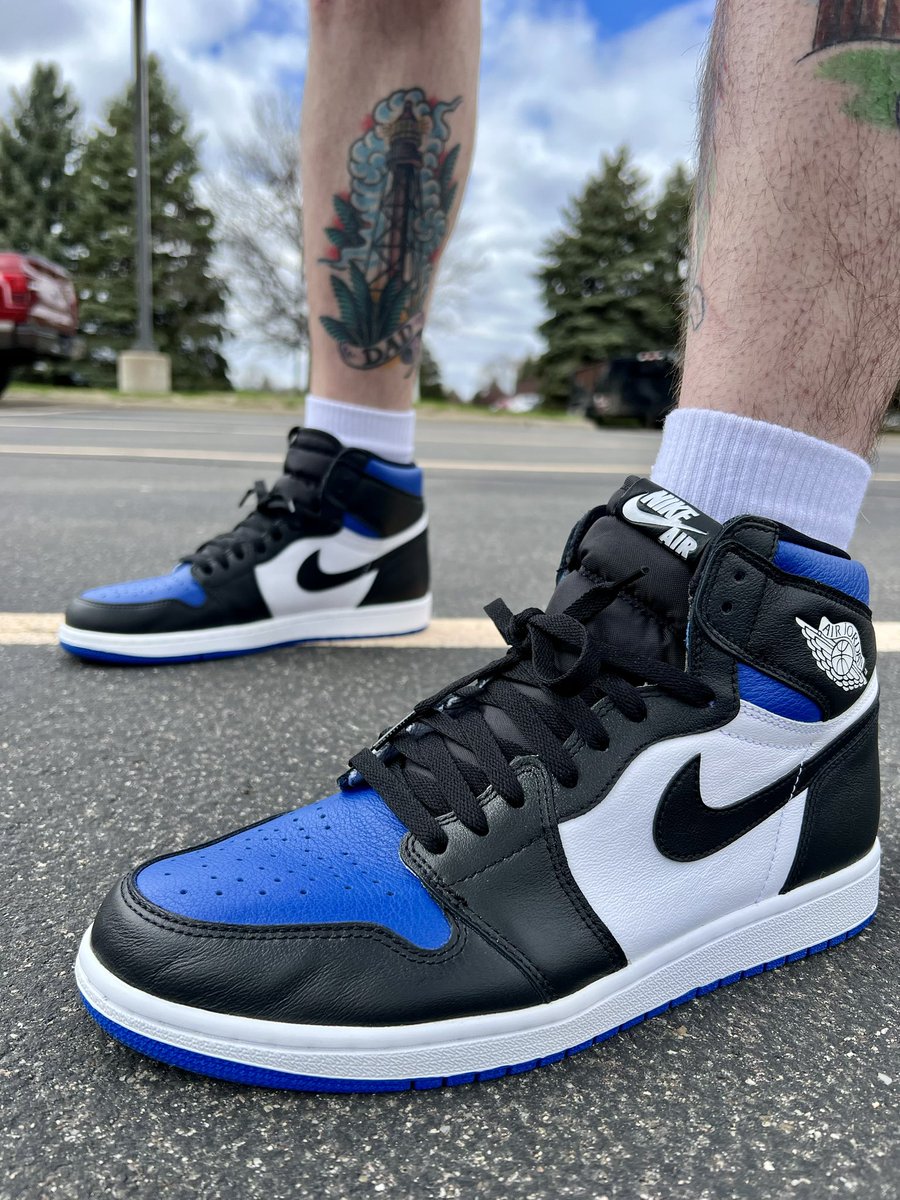 #KOTD #SNKRS #snkrsliveheatingup #kickchecktourney I thought they had stopped using the sparkly finish on AJ1s by the time these dropped, but they were super sparkly when I took them out of the box today 🥶✨ <a href="/Jumpman23/">Jordan</a> <a href="/nikestore/">Nike.com</a> <a href="/Nike/">Nike</a>