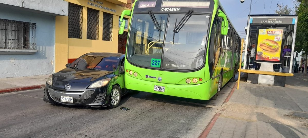 ⚠️Maneja con precaución. En el #CentroDeControl verificamos que la unidad se transportaba en su Carril, el vehículo particular cometió la imprudencia de cambiarse de carril generando la colisión, el procedimiento con la aseguradora finalizó haciendo responsable al propietario/a.