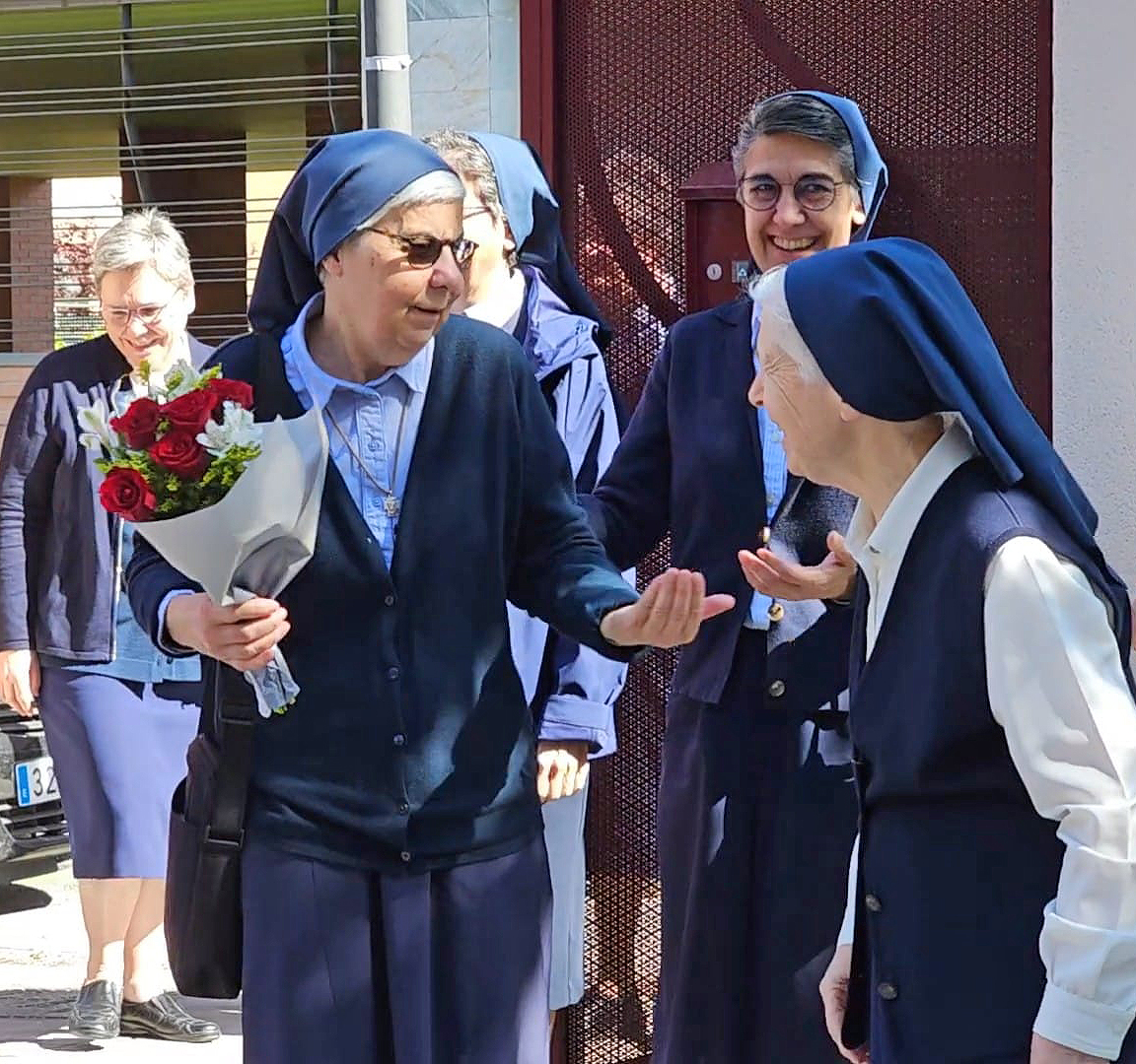HijasCaridadEC's tweet photo. 🥳 ¡Primera visita de Sor Françoise Petit, Superiora General de las #HijasDeLaCaridad, a nuestra Casa Provincial!

🎆 ¡Un regalo de encuentro cargado de alegría con nuestro Consejo Provincial, las Visitadoras provinciales de toda España y nuestra Comunidad Joven! 🙌🏻 https://t.co/BNG5ibukXj
