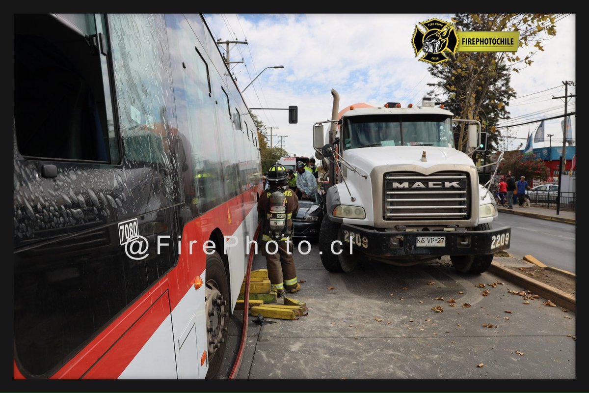 FirePhotoChile's tweet photo. COMPLEJO ACCIDENTE DE TRÁNSITO REQUIRIÓ EL TRABAJO DE EQUIPOS DE EMERGENCIA 
Clave:  10-4-3
Oficial a Cargo: 402 
Dirección:  Gabriela / Diego de Almagro
Comuna: Puente Alto 
Registro de F1 
@coderougeinfo 
@cbptealto @bombacordillera 
@firephotochile Registros independiente https://t.co/JrIsGklyEy
