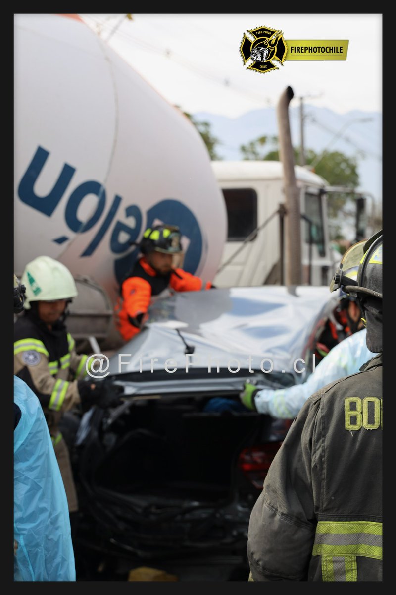 FirePhotoChile's tweet photo. COMPLEJO ACCIDENTE DE TRÁNSITO REQUIRIÓ EL TRABAJO DE EQUIPOS DE EMERGENCIA 
Clave:  10-4-3
Oficial a Cargo: 402 
Dirección:  Gabriela / Diego de Almagro
Comuna: Puente Alto 
Registro de F1 
@coderougeinfo 
@cbptealto @bombacordillera 
@firephotochile Registros independiente https://t.co/JrIsGklyEy