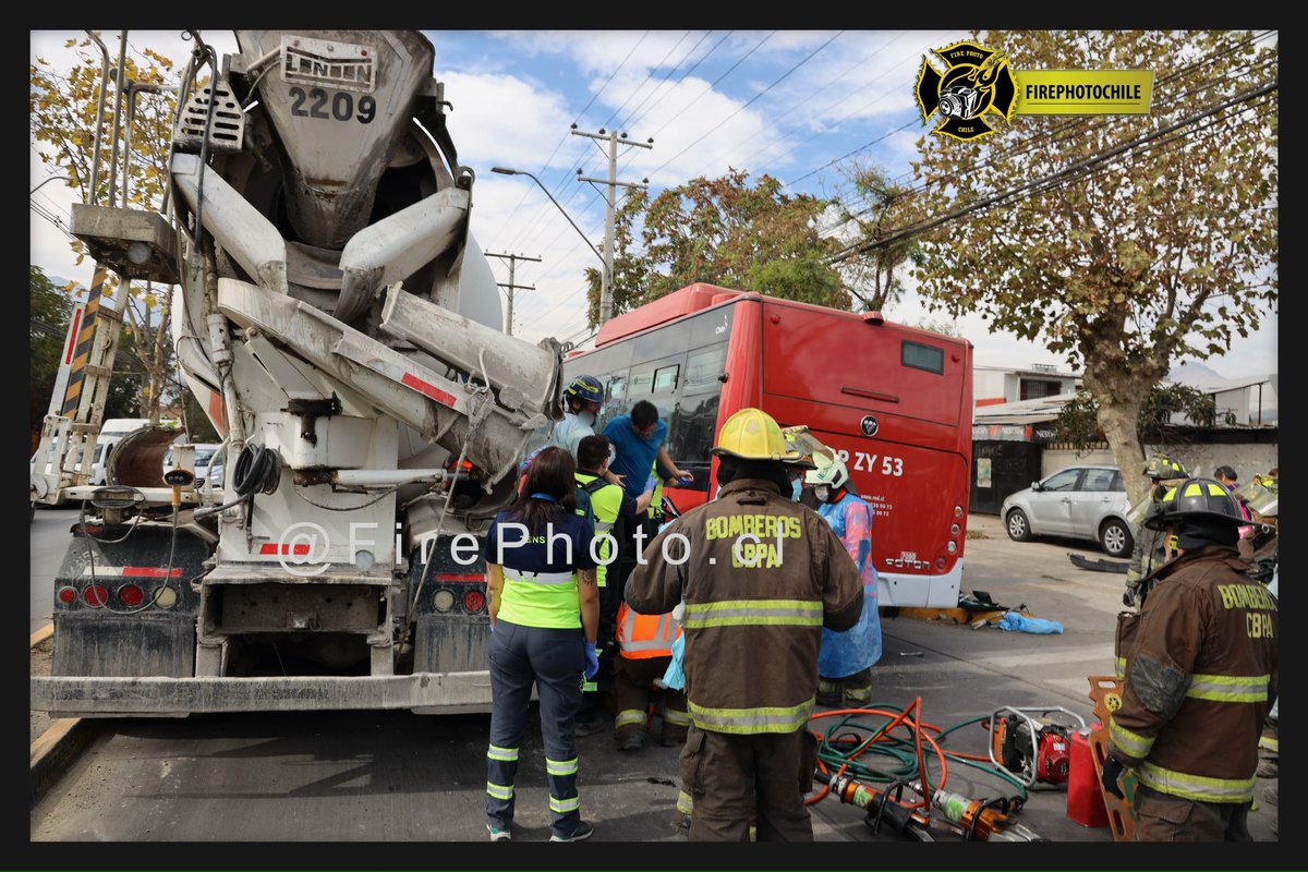 FirePhotoChile's tweet photo. COMPLEJO ACCIDENTE DE TRÁNSITO REQUIRIÓ EL TRABAJO DE EQUIPOS DE EMERGENCIA 
Clave:  10-4-3
Oficial a Cargo: 402 
Dirección:  Gabriela / Diego de Almagro
Comuna: Puente Alto 
Registro de F1 
@coderougeinfo 
@cbptealto @bombacordillera 
@firephotochile Registros independiente https://t.co/JrIsGklyEy