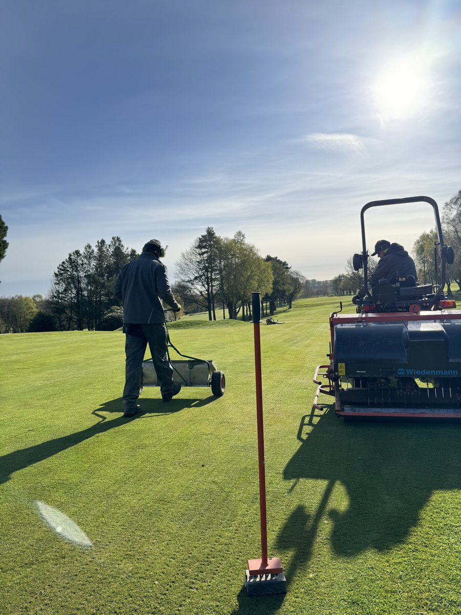 MelthamHG's tweet photo. Things starting to change this week and definition is starting to appear at MGC nice to get out and overseed with 007 to finish the week off, good work boys ☀️ https://t.co/G0hXKm0pBR