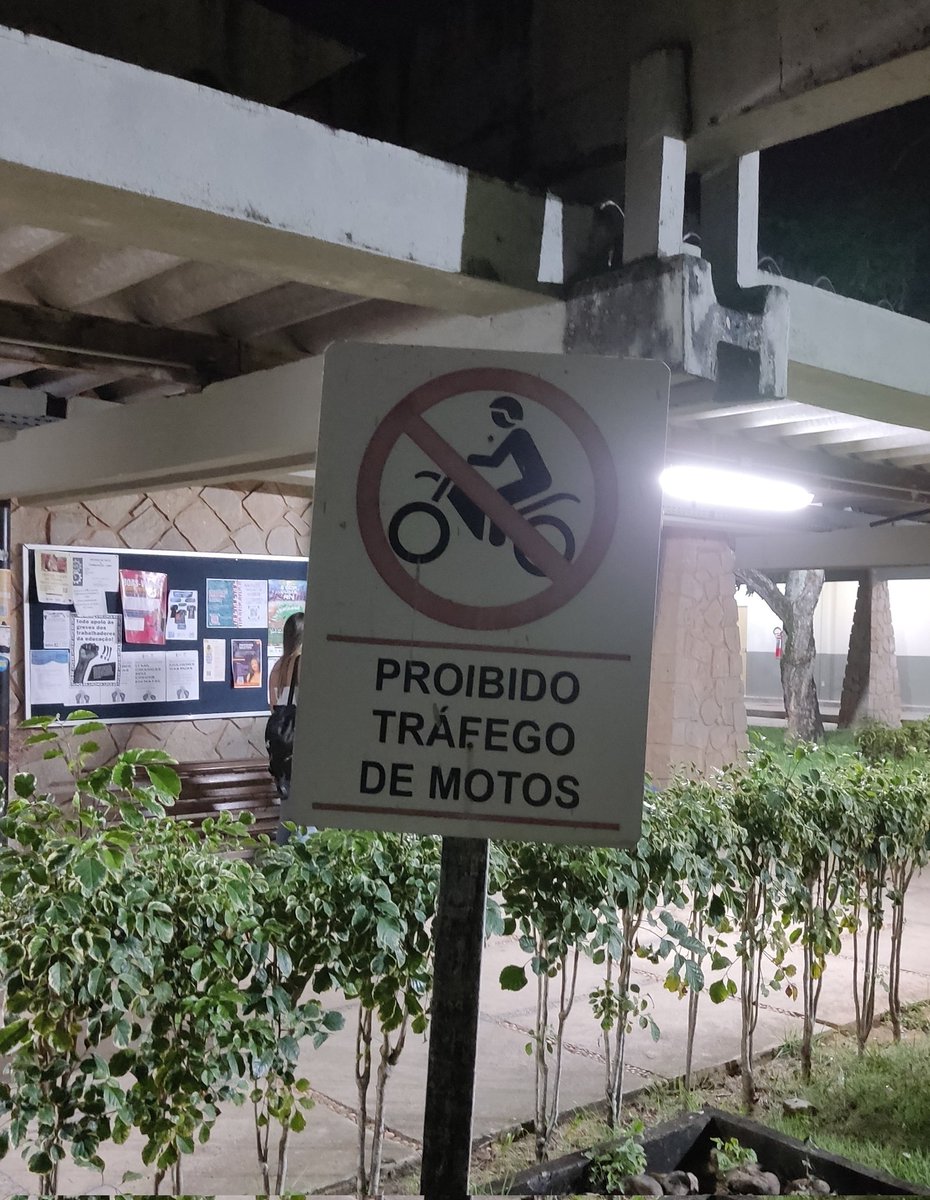 PhelipedeSales's tweet photo. Estava andando pelo setor l da UFRN quando me deparo com isso:

*Se tem placa, tem história. https://t.co/EX3RO2QNFg