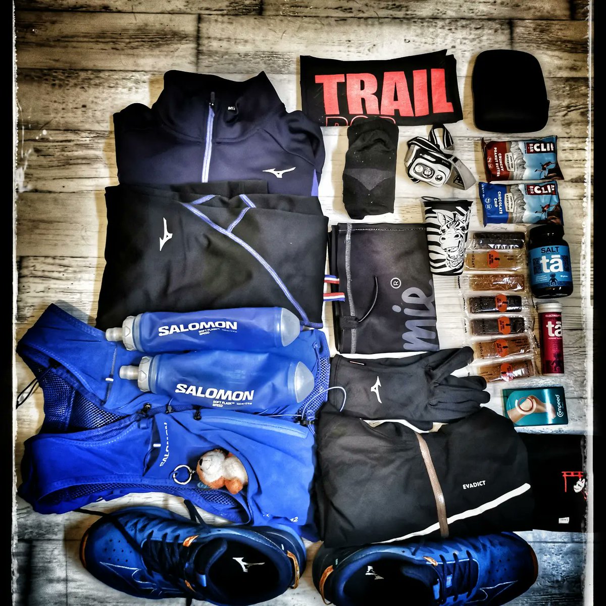 soanito's tweet photo. 1er photo : setup de Départ
Des symboles : @MizunoFrance godet Trail des zèbre, buff trail D2B
@SalomonRunning
2eme photo : chgt base vie
Pure symbolique pour finir en mode SsJ ! #dbz #manga
#trail #ultratrail #ラン #ランニング #トレイルランニング #トレイル
#ntmf #trailrunning https://t.co/EIxN5I5utU