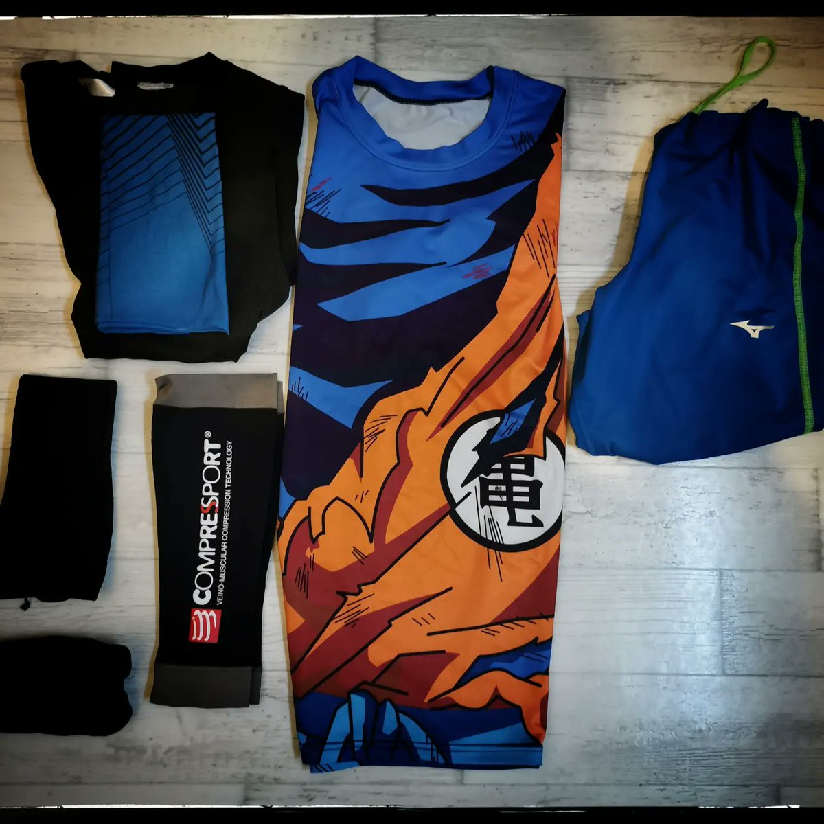 1er photo : setup de Départ
Des symboles : @MizunoFrance godet Trail des zèbre, buff trail D2B
@SalomonRunning

2eme photo : chgt base vie
Pure symbolique pour finir en mode SsJ ! #dbz #manga

#trail #ultratrail #ラン #ランニング #トレイルランニング #トレイル
#ntmf #trailrunning