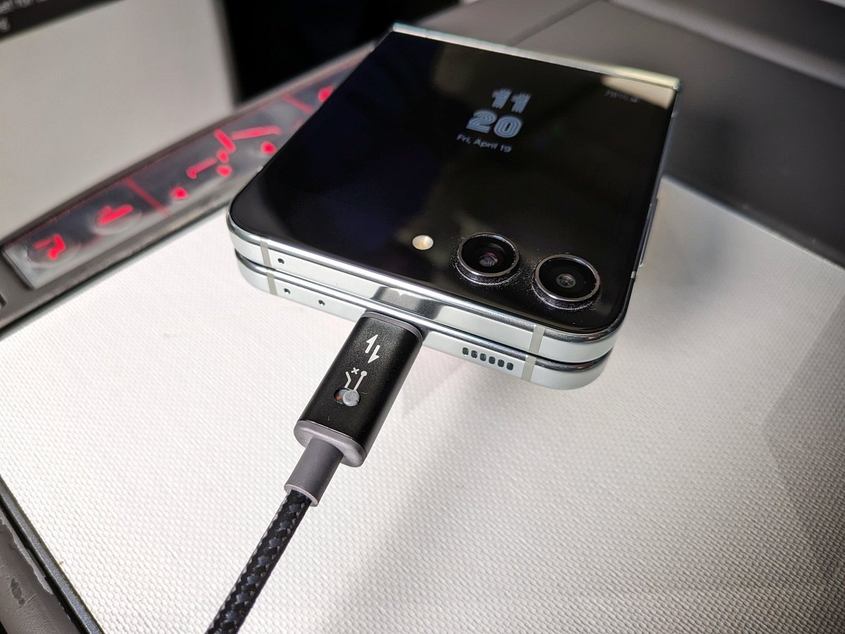 Finally got a chance to use the <a href="/OsomPrivacy/">OSOMPrivacy</a> USB cable with data cutoff switch. Allows you to select either data+charging or charging-only modes.

Not that I was too worried about scrapers/juice-jacking on today's Delta flight, but ... good idea for a product, regardless! 😄