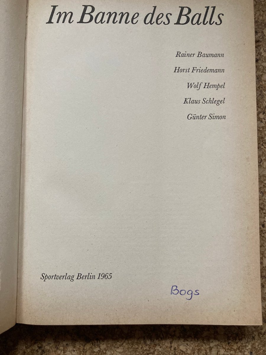 Ein Gruß zum Wochenende mit diesem Buch. Das kannte ich noch nicht, stieg aber direkt zu einem Lieblingsbuch auf. Es beschreibt die erste Hälfte der DDR-Fußballgeschichte in erstklassiger Weise. Und dieser Vorbesitzer - vieleicht Jürgen? Schönes Wochenende #DDRFußballkalender