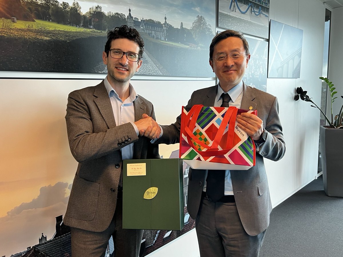 Ambassador Lee met with Mayor @MohamedRidouani to hear his feedback after visiting Taiwan. The pair discussed the Mayor's experiences at the #SmartCity Expo and his visit to Leuven's #sistercity, Tainan! The visit sets a strong example for future Belgium-Taiwan city exchanges!