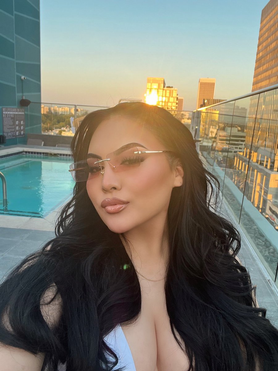 tinireneeee's tweet photo. soaking up some sun 🌞 https://t.co/Zs3VGLEEVn