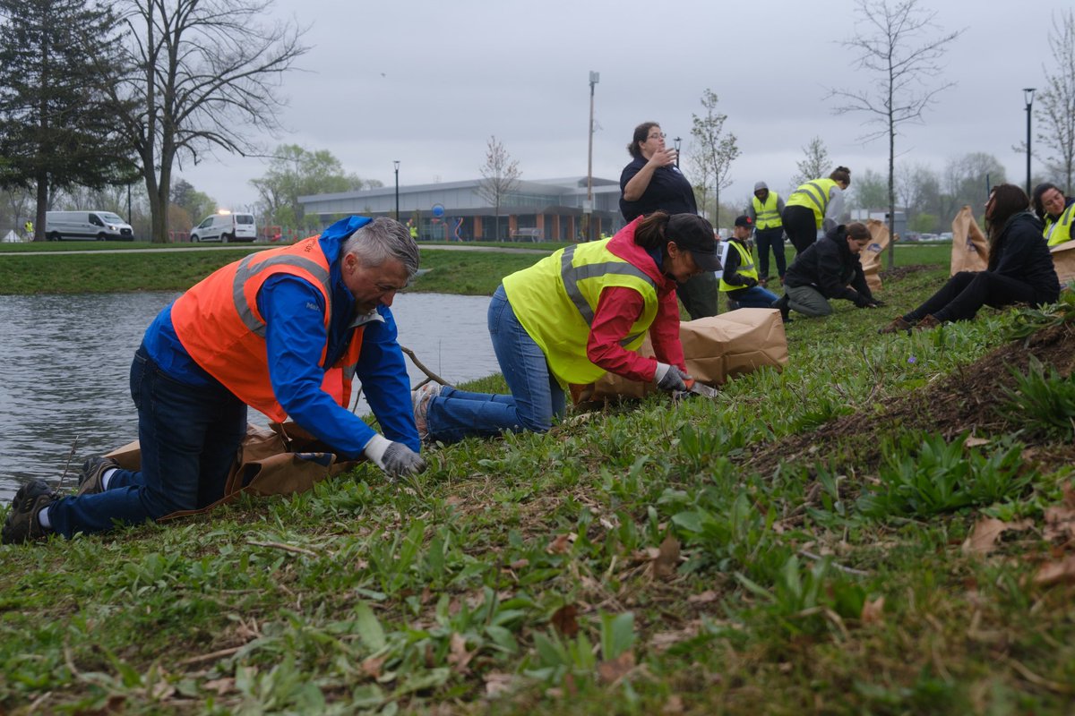 Over 100 volunteers joined forces with the @ColumbusChamber for a community cleanup in the Linden neighborhood! Together, we're making a difference and beautifying our city. Thank you to all the volunteers for your dedication and hard work!