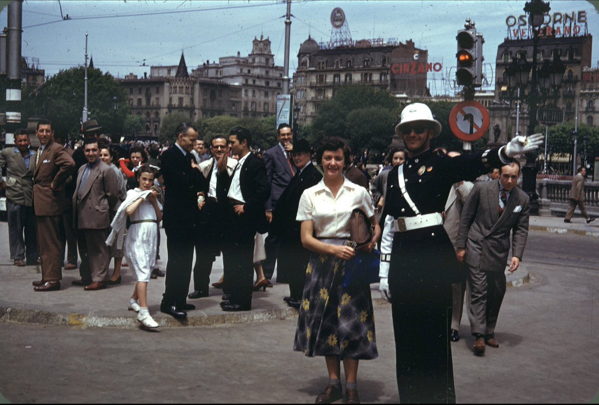 La família Griffith visita Barcelona, 1954. Poca broma amb aquests fotons. Color Original. -Fil curtet- 1. Plaça Catalunya