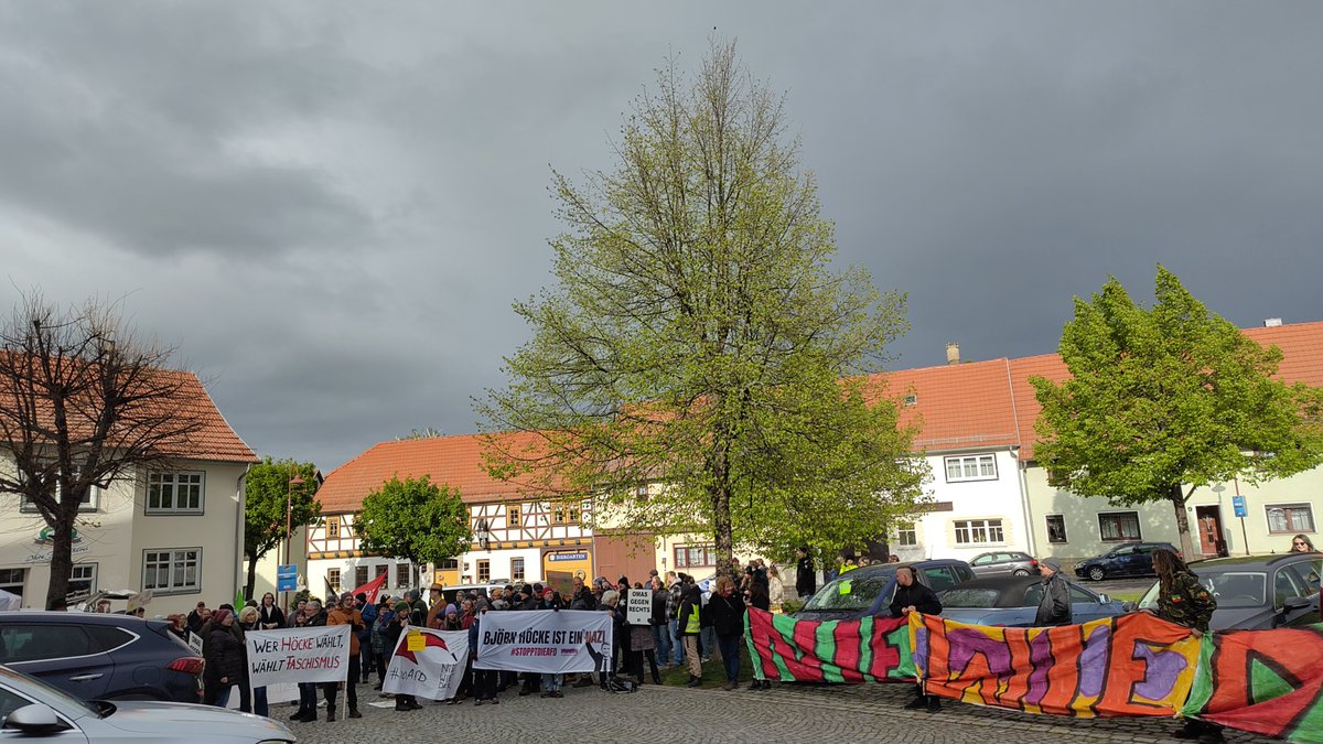 Folgsschwaermer (@folgsschwaermer) on Twitter photo <a href="/Polizei_Thuer/">Polizei Thüringen</a> heute in #Mühleberg wurden @omasgegenrechts mit einer Strafanzeige "beglückt", weil sie ein Transparent dabei hatten. Vielleicht sollten die Polizeibeamten mal hier nachlesen: hessenschau.de/politik/demons… <a href="/Polizei_Thuer/">Polizei Thüringen</a> heute in #Mühleberg wurden @omasgegenrechts mit einer Strafanzeige "beglückt", weil sie ein Transparent dabei hatten. Vielleicht sollten die Polizeibeamten mal hier nachlesen: hessenschau.de/politik/demons…