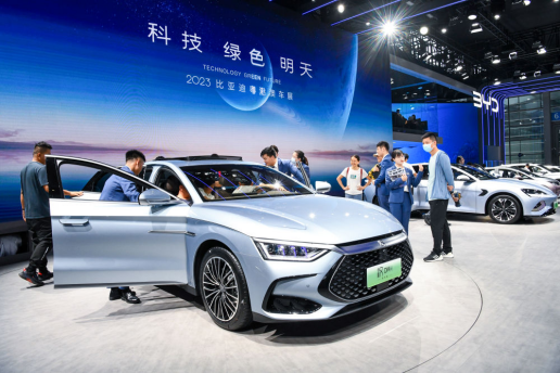 Shenzhen ha sido incubadora de empresas cabeceras en ciencia y tecnología mediante la integración de las industrias emergentes。En 2023, BYD se convirtió en el número uno del mundo en cuanto a las ventas de automóviles de esta índole.