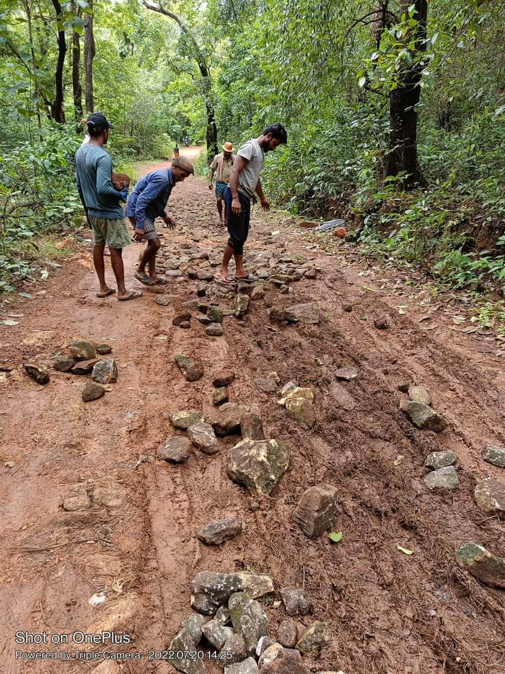 Shetty_Chandan_'s tweet photo. Dear Prime Minister, 

The neglected state of roads and bridges in Thombattu demands urgent action. We can't wait any longer for essential infrastructure repairs. Village's safety is at stake.
Requesting an immediate action to repair and ensure the safety of our lives.@gantihole https://t.co/Ir01Ynwj06