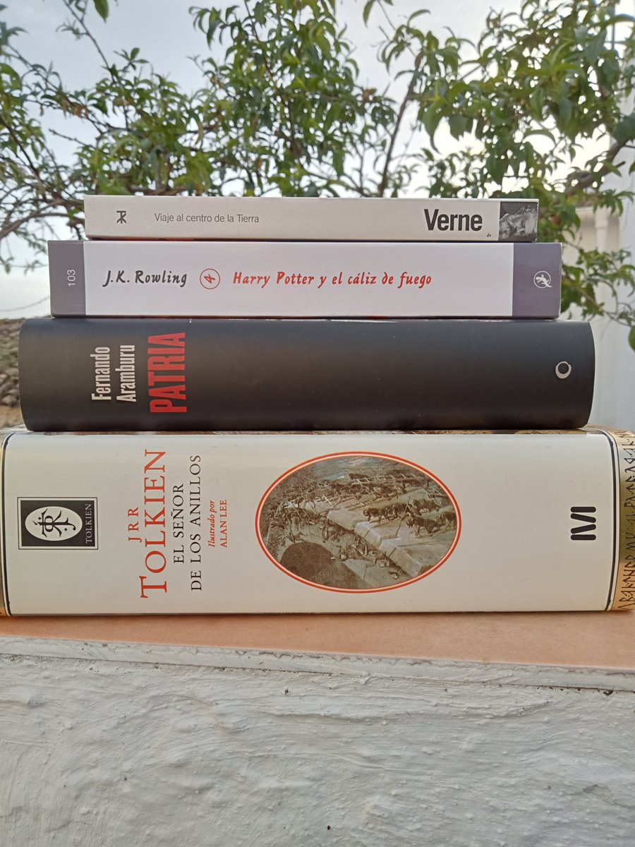 FranGuardiaCano's tweet photo. Yo solo le anuncio a @ZieglerToby que cuando tenga unos minutos y me pase a comentar su último y magnífico vídeo, el comentario será muuuyyy largo. Y es que libros como estos que él menciona, lo merecen. Porque cuando eres un chiquillo, matar uruk-hai en la 'play 2' es lo más. https://t.co/HqNv5XJqXL