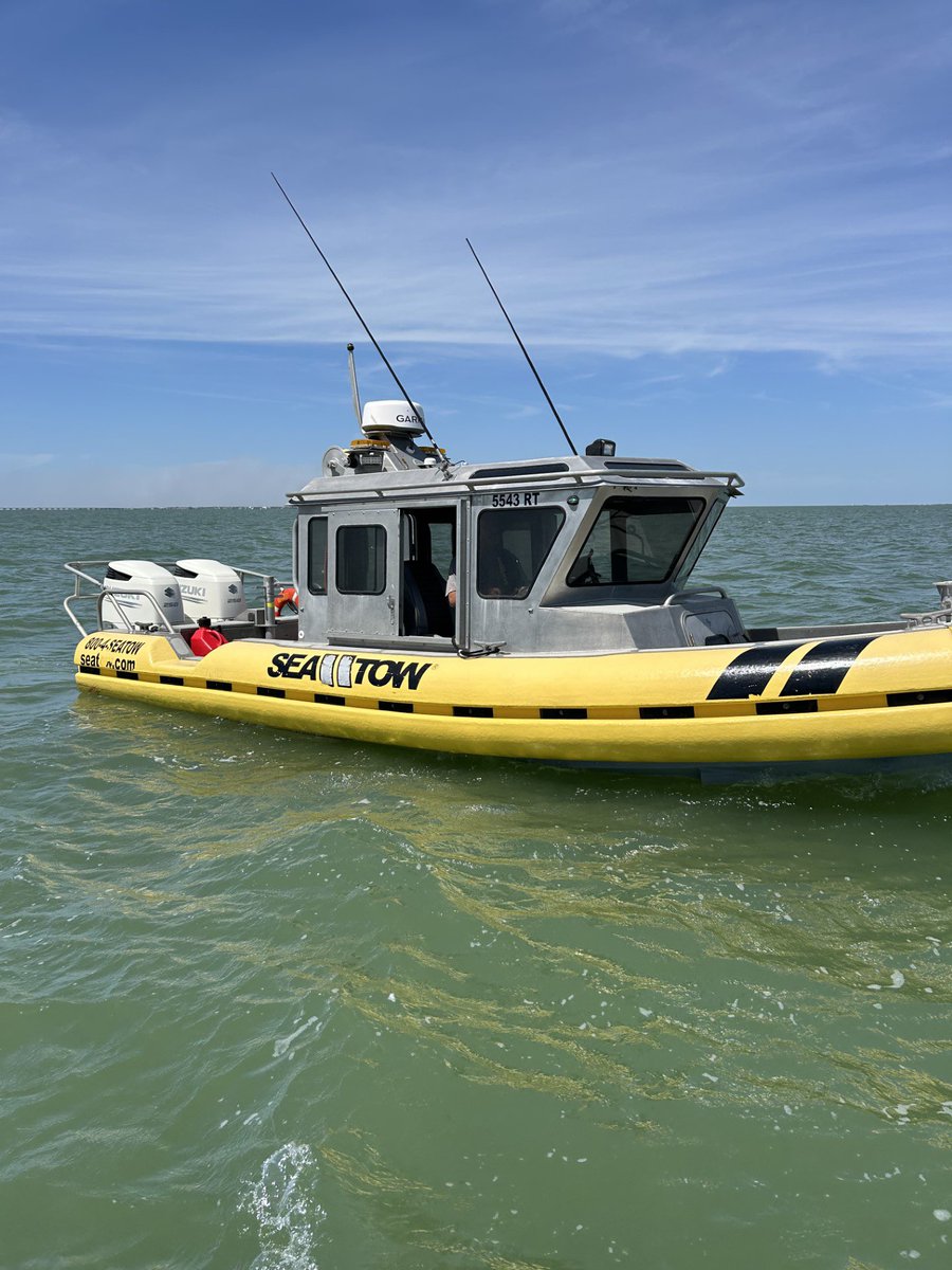 Happy #FieldWorkFriday! Last week, we had some engine trouble while sampling oysters in Aransas Bay. Thank you Sea Tow for getting us back to shore quickly and safely! 

Field work doesn't always go to plan, but it is always interesting! 😁🛥🌊