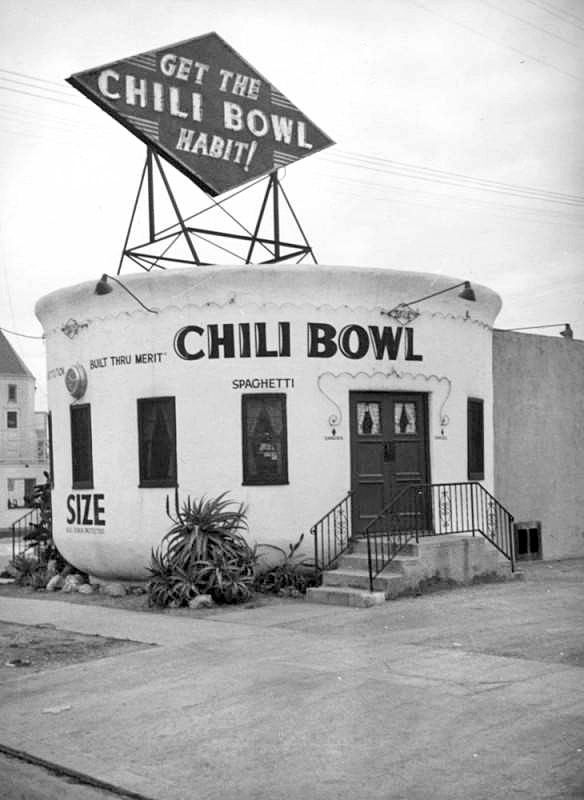 [ca.1937] Chili Bowl restaurant, located at 801 N. La Brea Avenue on Miracle Mile. (Herman J Schultheis Collection) buff.ly/4aSkAKC