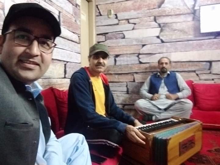 isb_waqar's tweet photo. #WeekendBuddy 
د دفتر نه په واپسۍ ګران عيسی ګل زنګ راکړ چې نعيم جان ځان سره راواخله او نېغ زما دفتر ته راځه پلاؤ مې پوخ کړې دے. 
بس نو څه سندرې اوشوې څه خوراکونه اوشو او څه ټوکی ټکالي اوشوې او بيا خپلو خپلو استانو ته ستانه شو.
@TuriNaeem https://t.co/53Vtv2o39L
