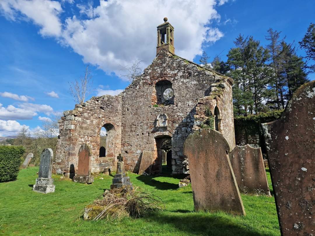 Tales From Closeburn Kirkyard... Join Kathleen on her new tour this June, and take a glimpse into Closeburn's rich past, discovering fascinating stories and folk art at every turn. Friday 14th June at 7pm. Tickets: ticketsource.co.uk/whats-on/thorn… #scotlandstartshere #guidedtours  

.