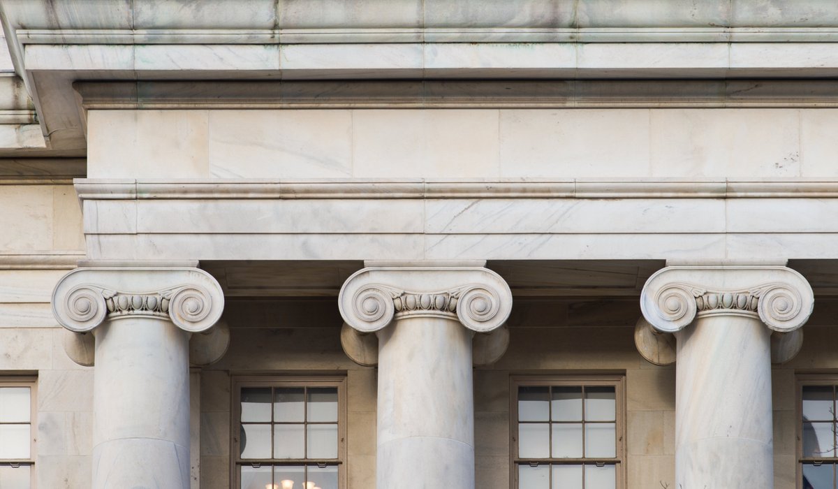 uscapitol's tweet photo. The #LongworthBuilding (2nd office bldg built for the U.S. House of Representatives) opened April 1933. #IonicColumns supporting a well-proportioned entablature are used for 5 porticoes. Inside: decorative plaster ceilings and cornices w/ classical moldings + national symbols. https://t.co/gqTXBRFpNc