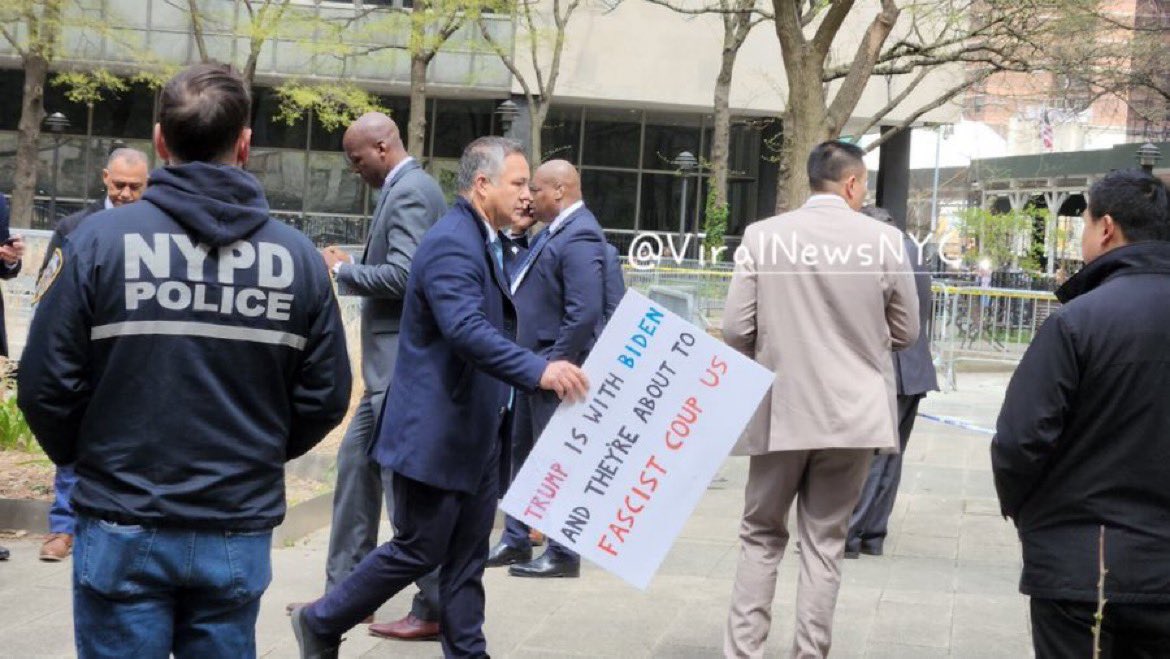 Here’s a photo of the sign the man who just lit himself on fire was carrying all week outside of the Trump Trial. @ViralNewsNYC The media is out here lying and saying he’s a Trump supporter. Clearly this is not a pro-Trump sign. Don’t believe their lies. He lit himself on…