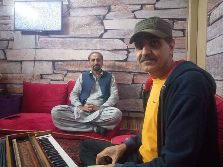 isb_waqar's tweet photo. #WeekendBuddy 
د دفتر نه په واپسۍ ګران عيسی ګل زنګ راکړ چې نعيم جان ځان سره راواخله او نېغ زما دفتر ته راځه پلاؤ مې پوخ کړې دے. 
بس نو څه سندرې اوشوې څه خوراکونه اوشو او څه ټوکی ټکالي اوشوې او بيا خپلو خپلو استانو ته ستانه شو.
@TuriNaeem https://t.co/53Vtv2o39L