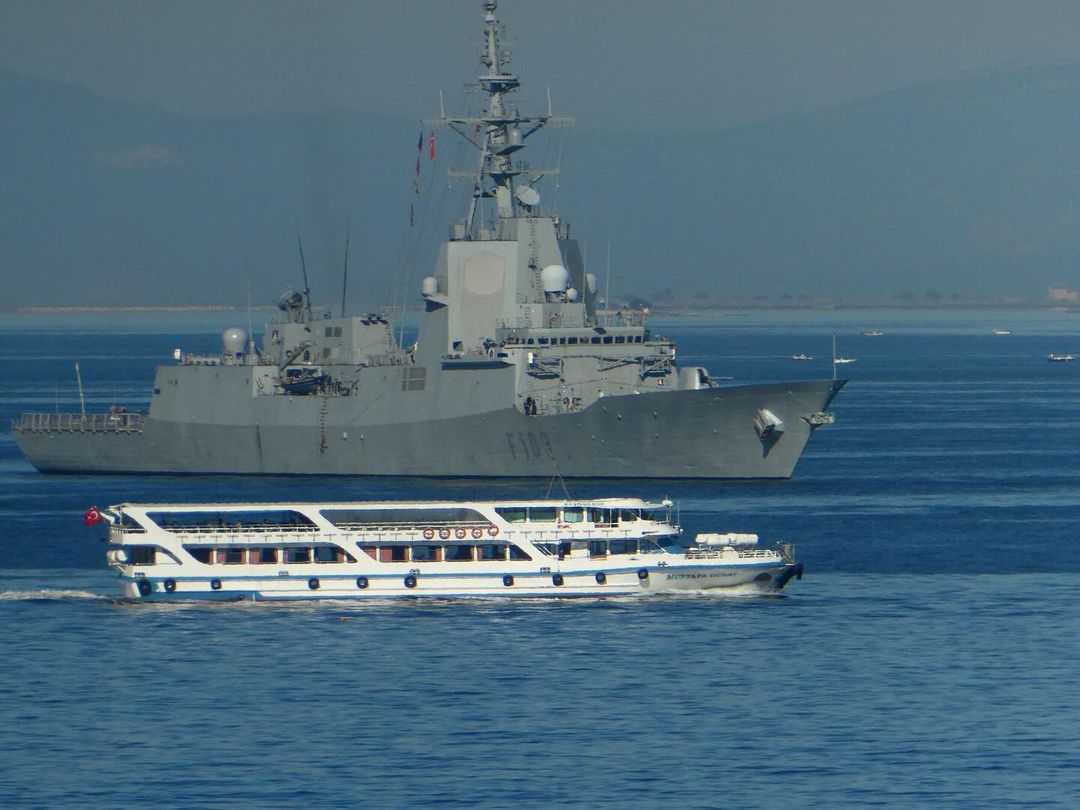 İspanyol Donanmasına ait Alvaro De Bazan sınıfı BLAS DE LEZO hava savunma fırkateyni İzmir Alsancak'a liman ziyareti icra ediyor. 📸 Instagram Selim San