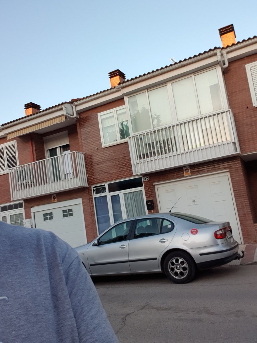 masss2000's tweet photo. @AytoMarchamalo vaya cara, wn la calle corralillo, utilizan los vado permanente como reserva de plaza de garaje, y la policía pasa y no denuncia... eso está muy bien https://t.co/Ea7E0DQbJ2