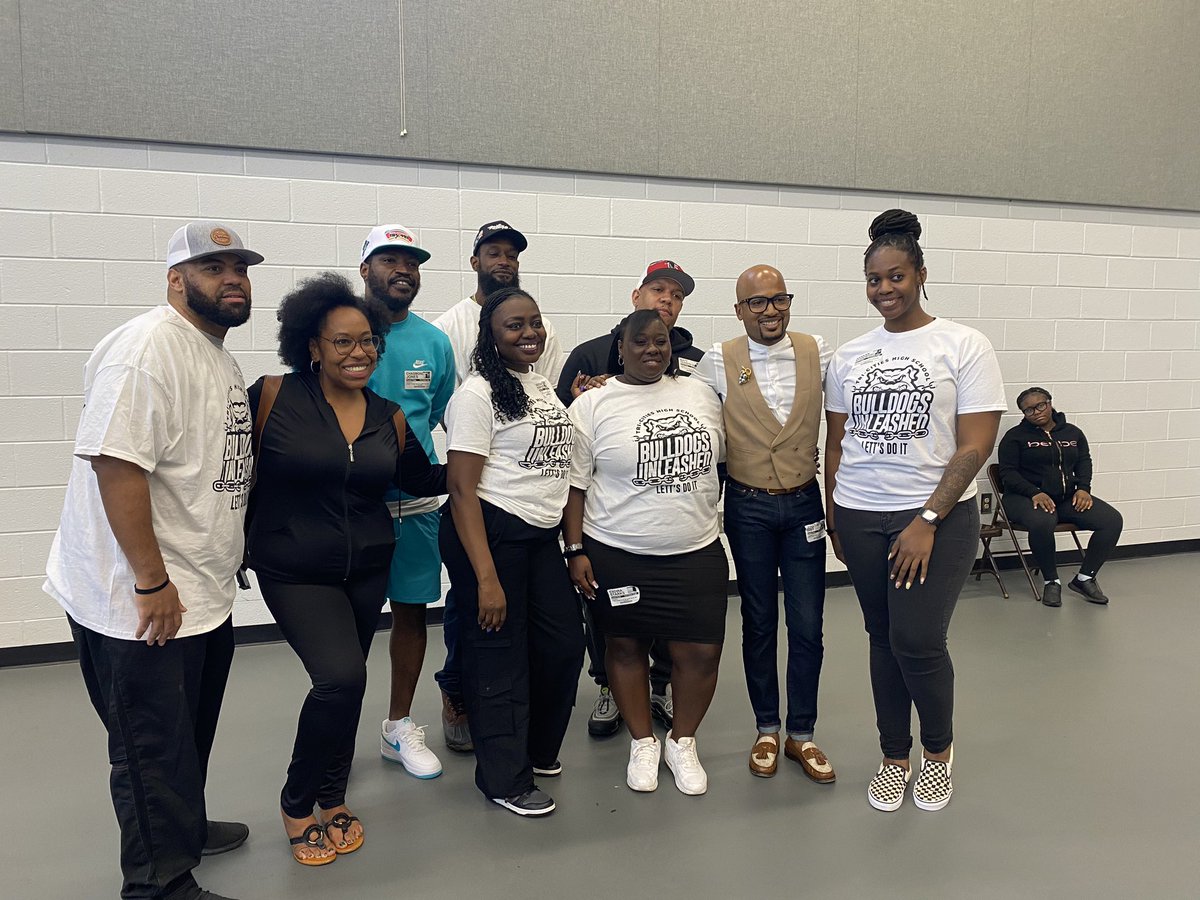 shortrollins's tweet image. Thanks to our #community,#alumni & the best band around :) who made #communitytakeover so much fun today @ TCHS !! #bulldogsunleashed #tricities #wearethevillage #FCS