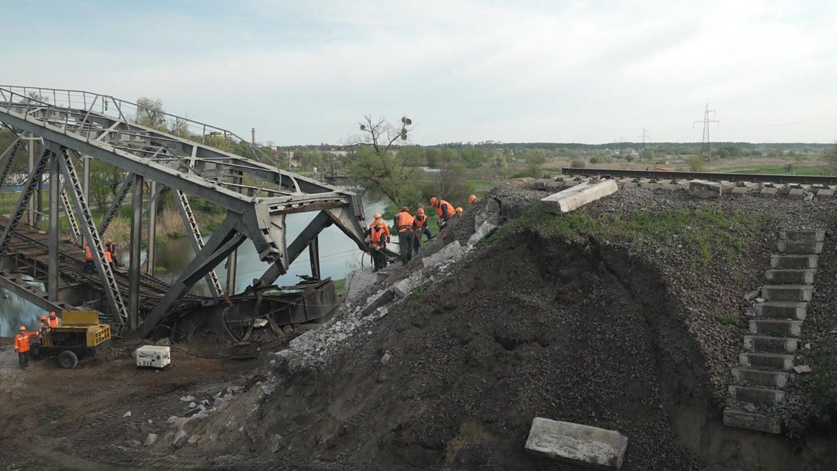 Travaux de remise en état de la ligne de Kyiv à #Irpin (banlieue ouest) dés 05-22 après sa destruction par l'=>#agressionrusse en #Ukraine. On se croirait sur la lune quand on entend en ce moment le Kremlin appeler à la retenue des acteurs du conflit du Moyen-Orient.
Source : CNN