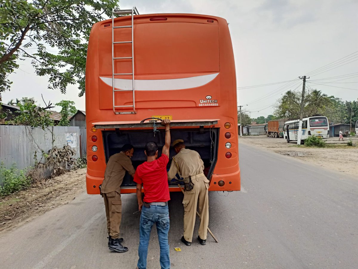 Glimpses of inter- state naka checking jointly conducted by @Dhubri_Police along with CRPF Personnel on the Assam- West Bengal border at Chagolia! @assampolice @DGPAssamPolice @gpsinghips @HardiSpeaks