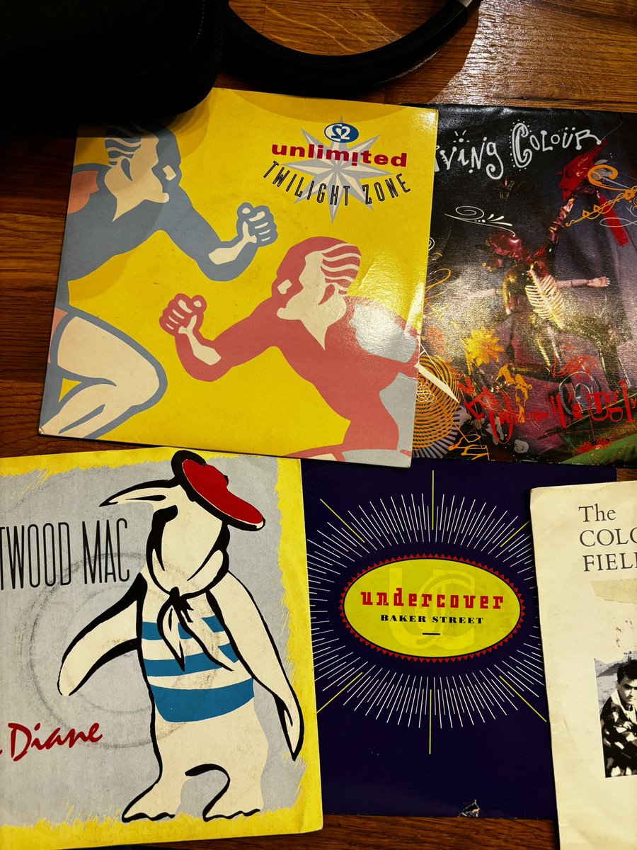 zobeecity's tweet photo. @BBC6Music  7” day has inspired me to get the collection out and I decided upon these whilst cooking dinner. Magnificent 🎧🎶🎤 https://t.co/XLEPa5uHqQ