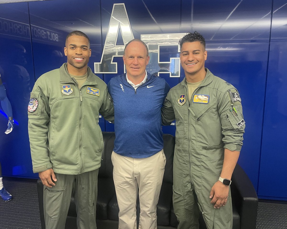 Fired up today w two who were Dallas raised, now great pilots sharing life possibilities via USAFA. And tremendous AF players too- Cor Dailen Sutton Class ‘19 and WR Geraud Sanders AFA ‘20 led nation in yds/catch for 11 win team in 2019. Bolt Brotherhood!⚡️🛫