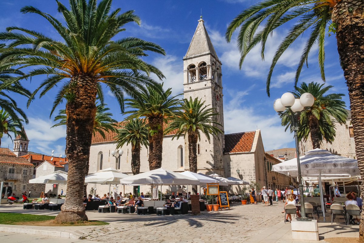 Charming cafes, hidden courtyards, delicious Dalmatian cuisine, and warm hospitality are just a part of what awaits you in Trogir city.. 🏰

Enjoy Croatia with @_home_rent ✨

 #croatia #visitcroatia #croatiafulloflife #vacation #vacationincroatia #trogir #visittrogir #dalmatia
