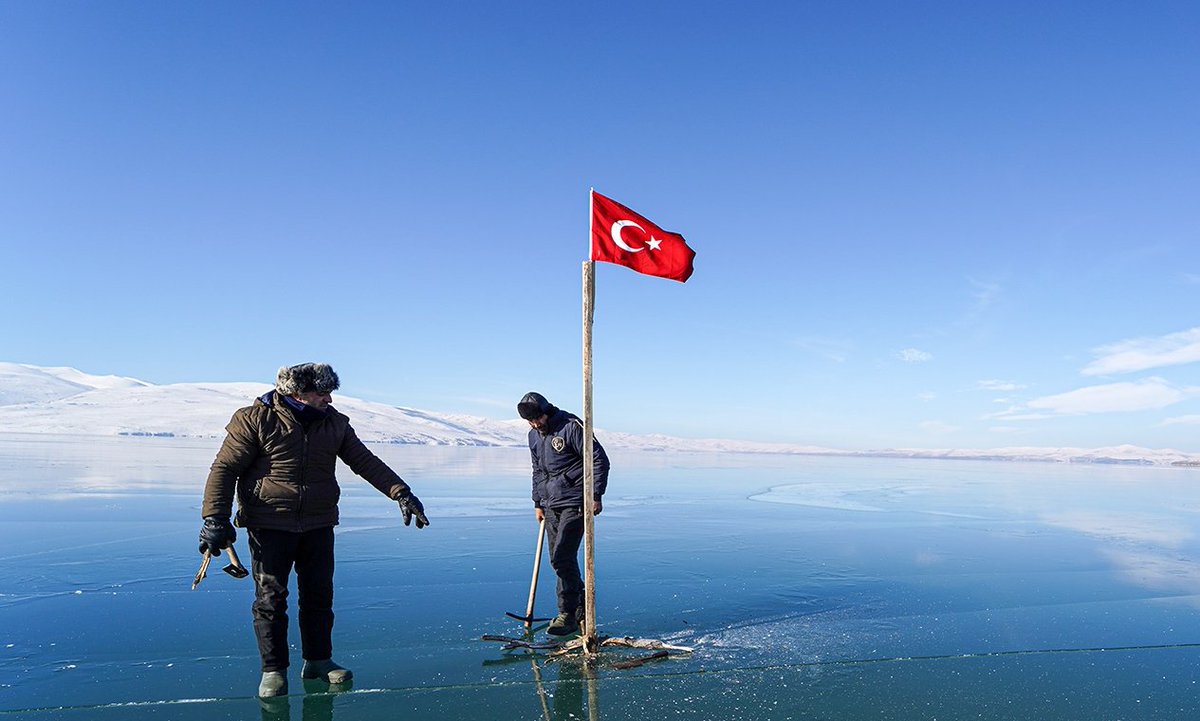 Edirne'den Kars'a Tek Bayrak dalgalanır, Türk Bayrağı. 🇹🇷

Dudaklar tek Marş söyler, İstiklal Marşı.