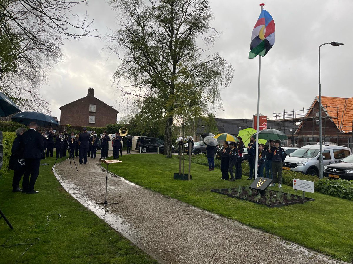#Veteranenperkje | Giesbeek is een ‘Witte Anjer Perkje’ rijker. Burgemeester <a href="/vanriswijk/">Lucien van Riswijk</a> was zojuist aanwezig bij de officiële opening. Het Witte Anjer Perkje symboliseert vrijheid en spreekt de verdiende erkenning en waardering uit naar alle veteranen. Een mooi initiatief! ♥️🕊️