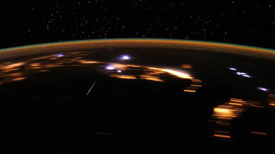 Les étoiles filantes, c’est toujours si magique! ☄️ Les #Lyrides, visibles surtout dans l’hémisphère Nord, seront à leur pic (de 10 à 15 météores/h) la nuit du 21 au 22 avril. Le meilleur moment d’observation? Avant l’aube, une fois la Lune couchée. Source : NASA/JSC/D. Pettit.
