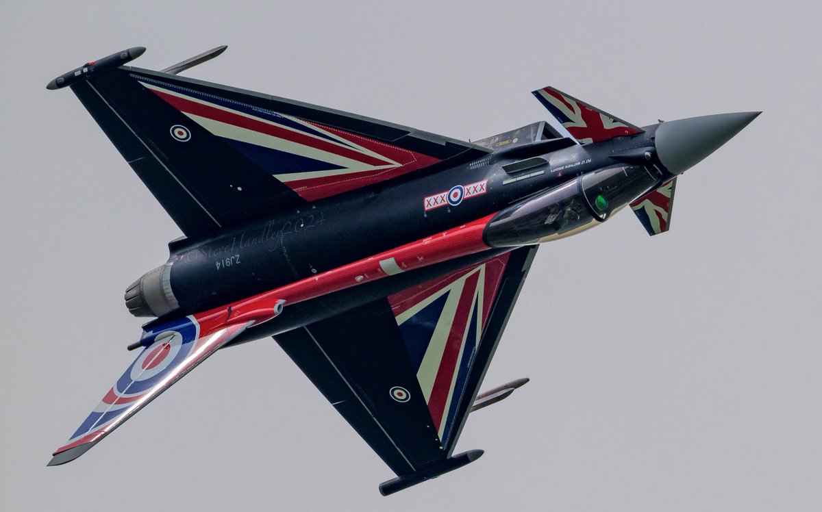 steve616h's tweet photo. Inverted... Turbo1 watching us watching him! Typhoon display practice 18/04/24 #phoonfriday #blackjack #Typhoon #typhoondisplayteam #eurofighter #aviation #aviationphotography #raf #Lincolnshire #typhoondisplay https://t.co/f8i3NNzeuF