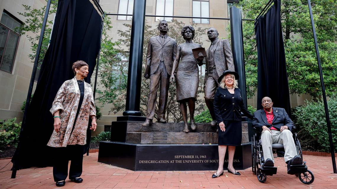 This morning, the @UofSC unveiled a monument commemorating the three courageous students who helped reintegrate the university in 1963. Henrie Monteith (Treadwell), James Solomon, Jr., and Robert Anderson enrolled at the university on September 11, 1963. 1/3