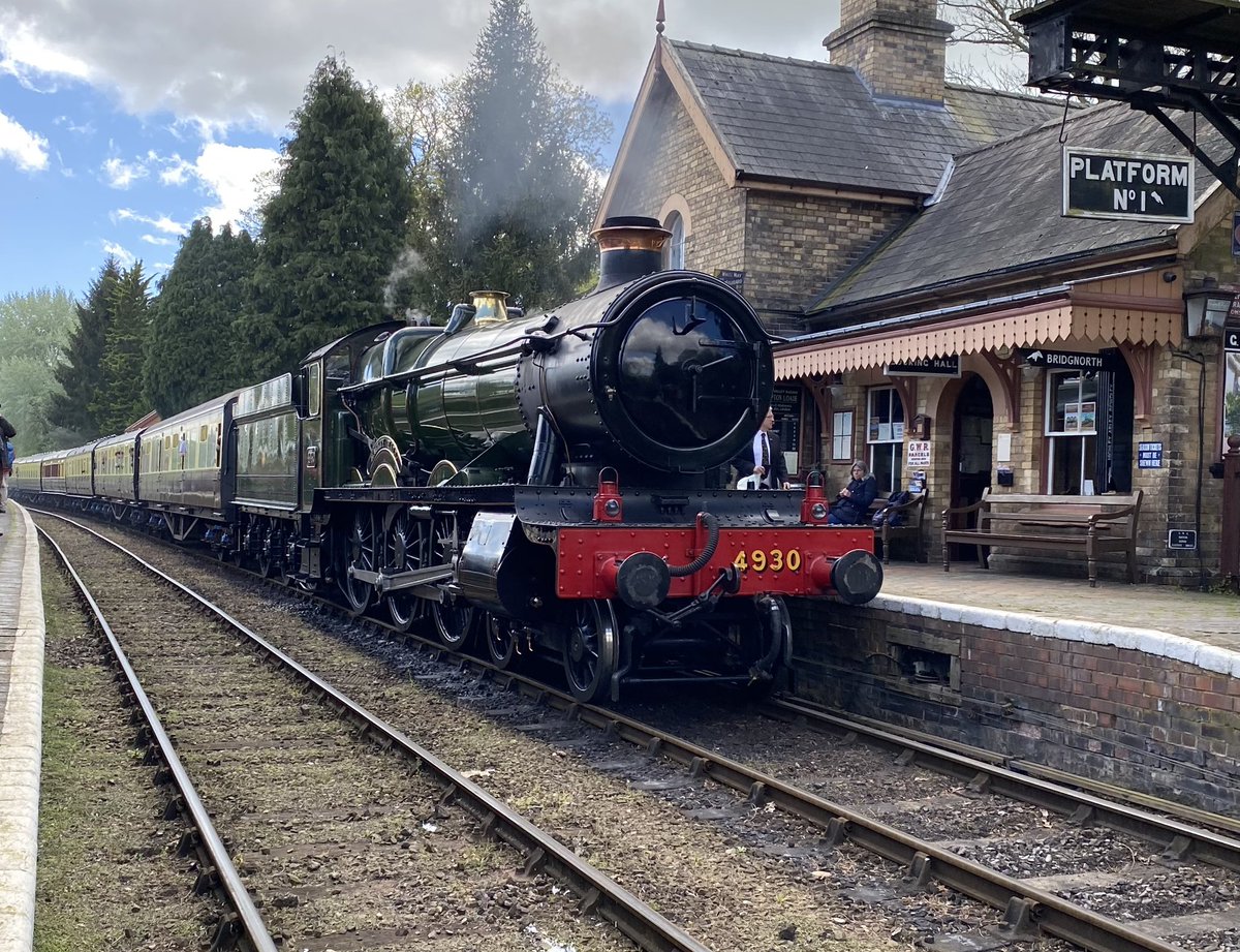 loypass_SCCar's tweet photo. 🚂💚 Hagley Hall. The @svrofficialsite’s Best in the West.
#steam #GWR #Collett #HagleyHall #greatwestern https://t.co/95Zi4UrsMr